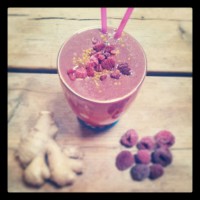 Frisse smoothie van limoen, framboos en gember